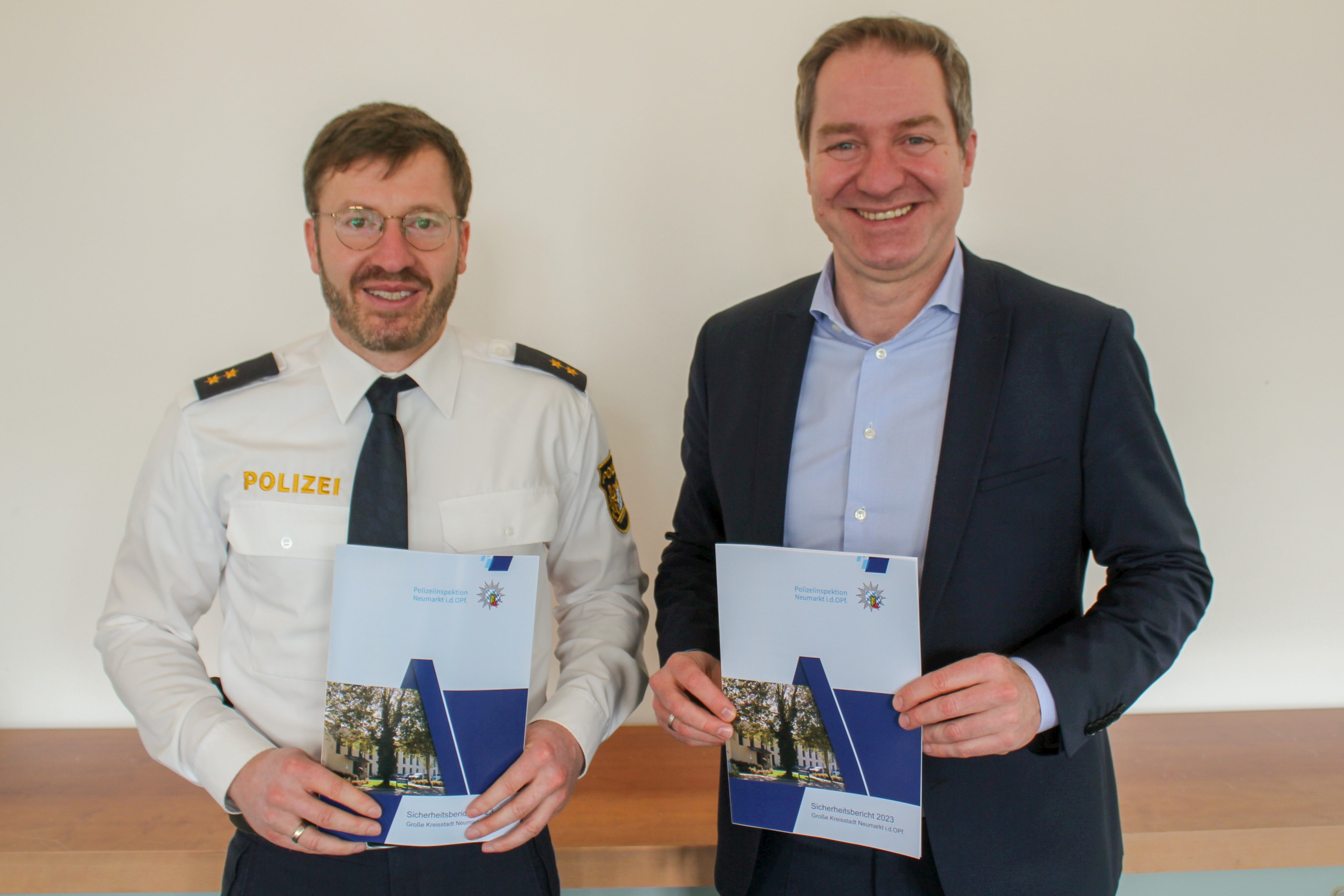 Polizeioberrat Schüler und Oberbürgermeister Ochsenkühn sind mit dem Sicherheitsbericht 2023 zufrieden