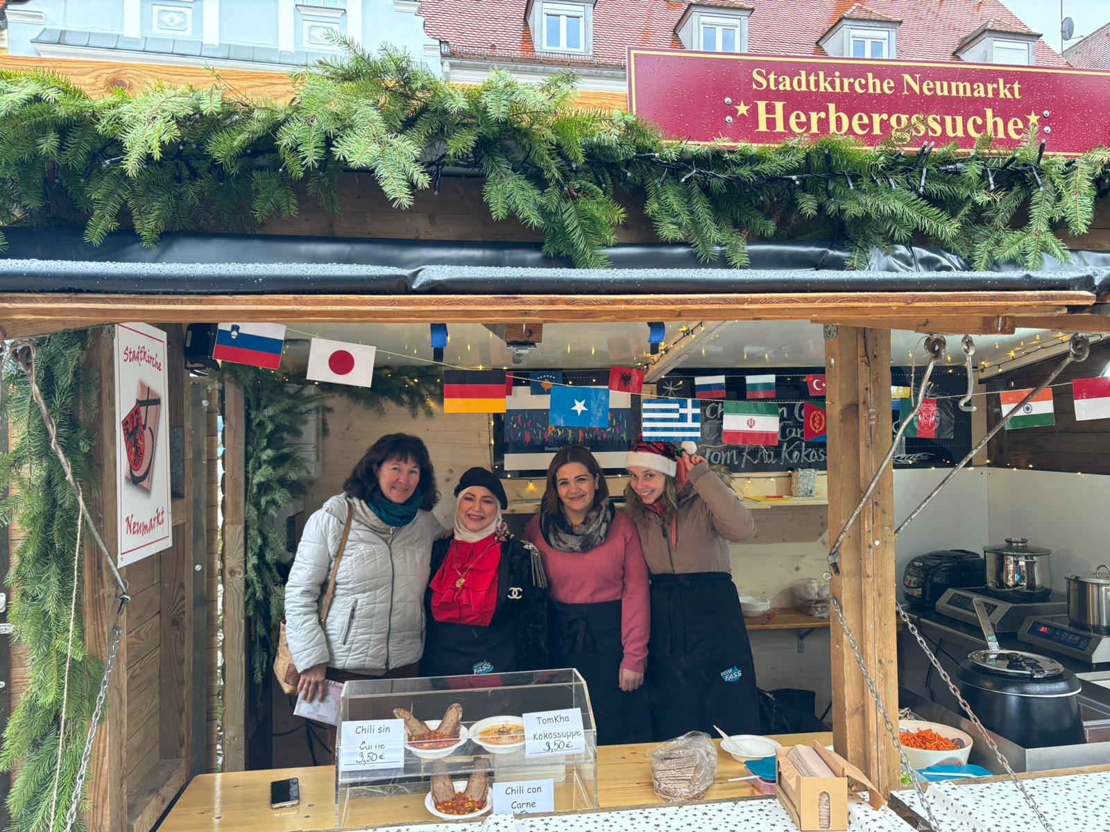 Neumarkt feiert Vielfalt: Die Interkulturelle Weihnachtshütte auf dem Weihnachtsmarkt