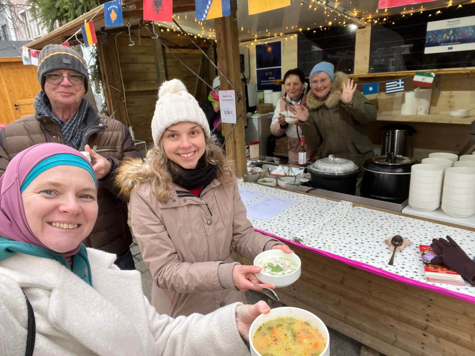 Erfolgreiche Interkulturelle Weihnachtshütte auf dem Neumarkter Weihnachtsmarkt