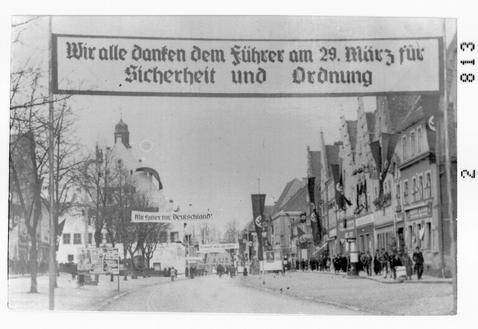 Marktstraße im Flaggenschmuck bei einer Wahlkundgebung