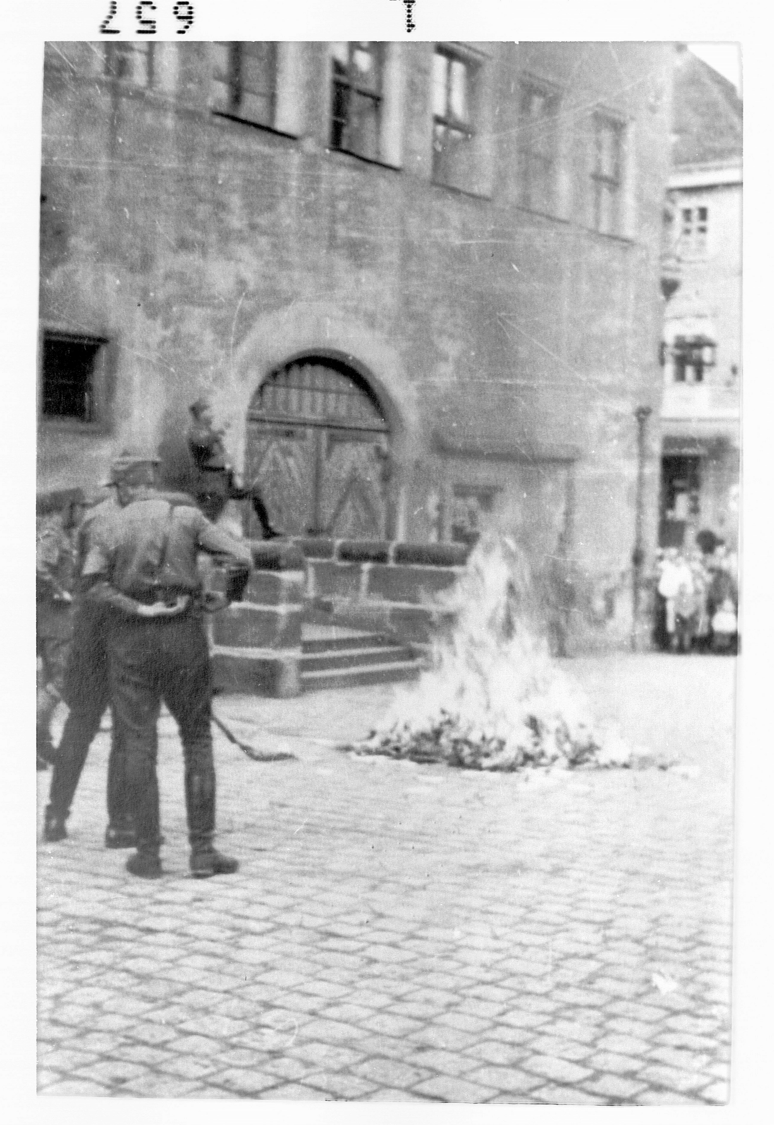 Die bei der Hausdurchsuchung des Gewerkschaftshauses und der Druckerei Boegl beschlagnahmten Bücher und Schriftstücke wurden am 10.03.1933 vor dem Rathaus verbrannt.