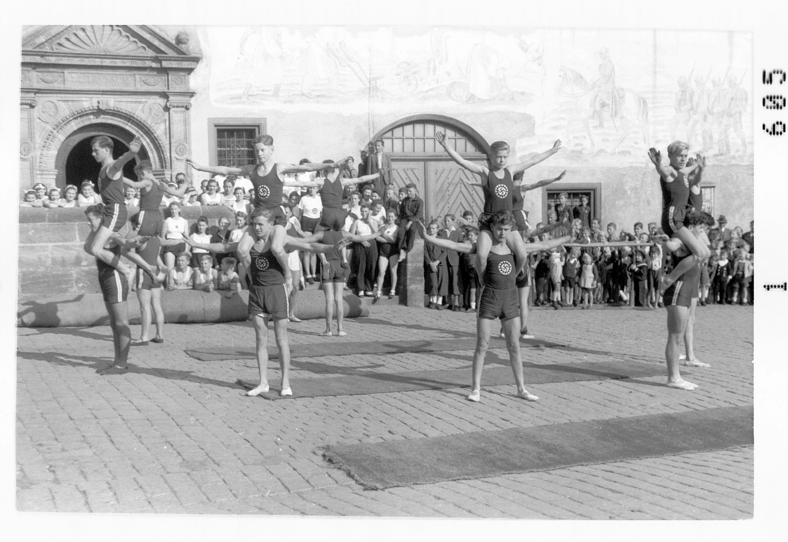 NS-Sportveranstaltung auf dem Rathausplatz