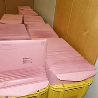 Wahlbriefe mit den Briefwahlunterlagen.JPG