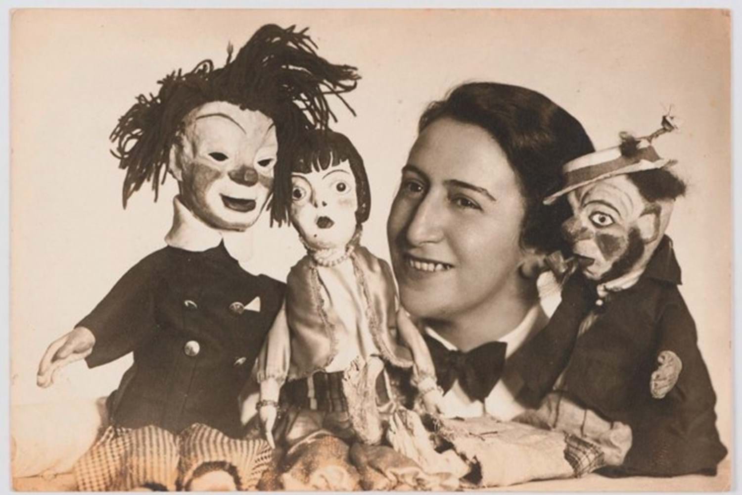Stefan Rosenbauer, Liesel Simon mit drei ihrer Handpuppen,
Fotografie 1920er bis 1930er Jahre © HMF Horst Ziegenfusz.jpg