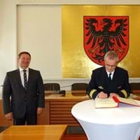 Admiral Busse trägt sich ins Goldene Buch ein.jpg