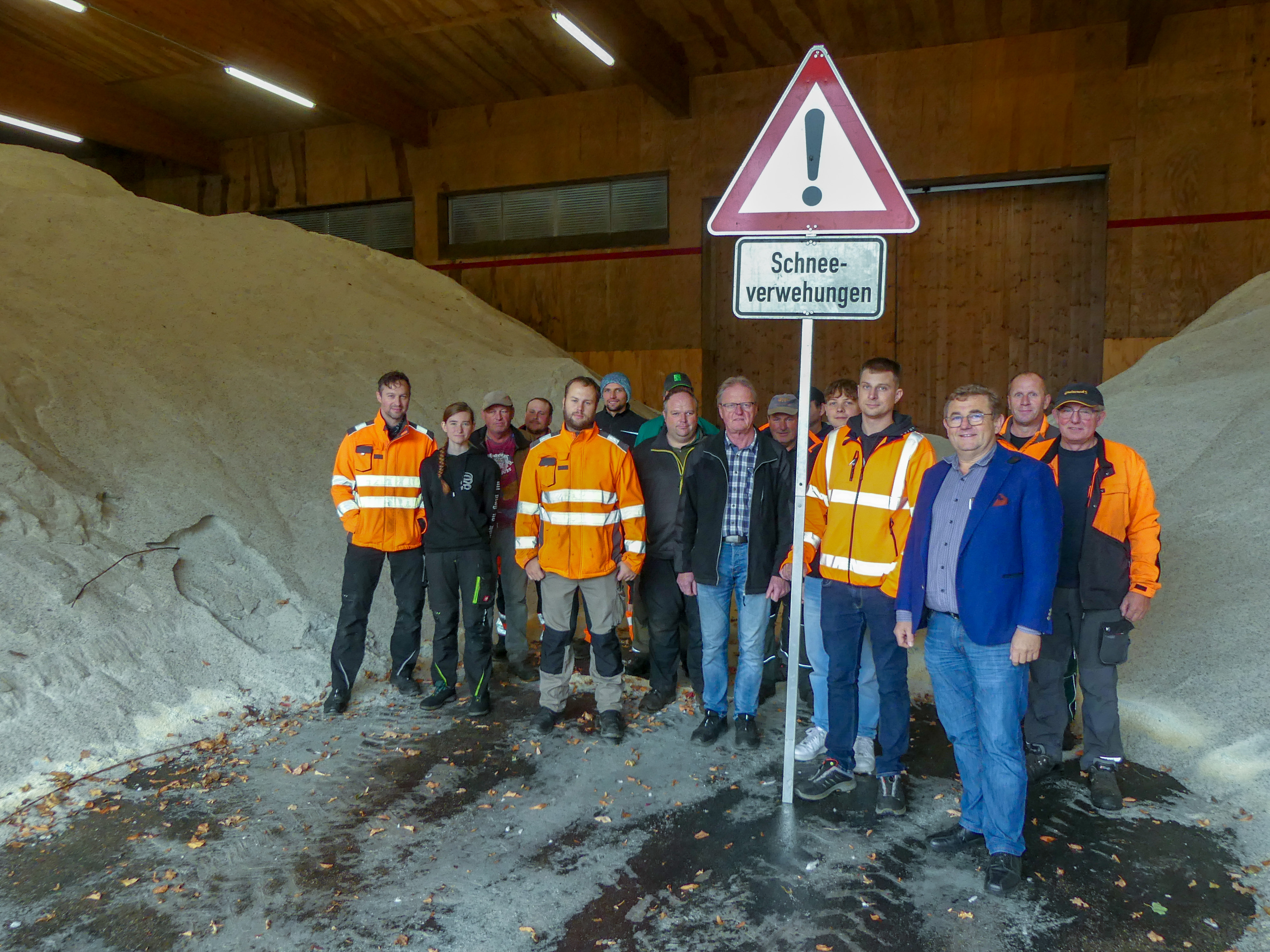 Bauhofleiter Richard Willjung (3. v. r.) und sein Team sind für den Winter gerüstet. Foto: Christian Wild / Stadt Neumarkt