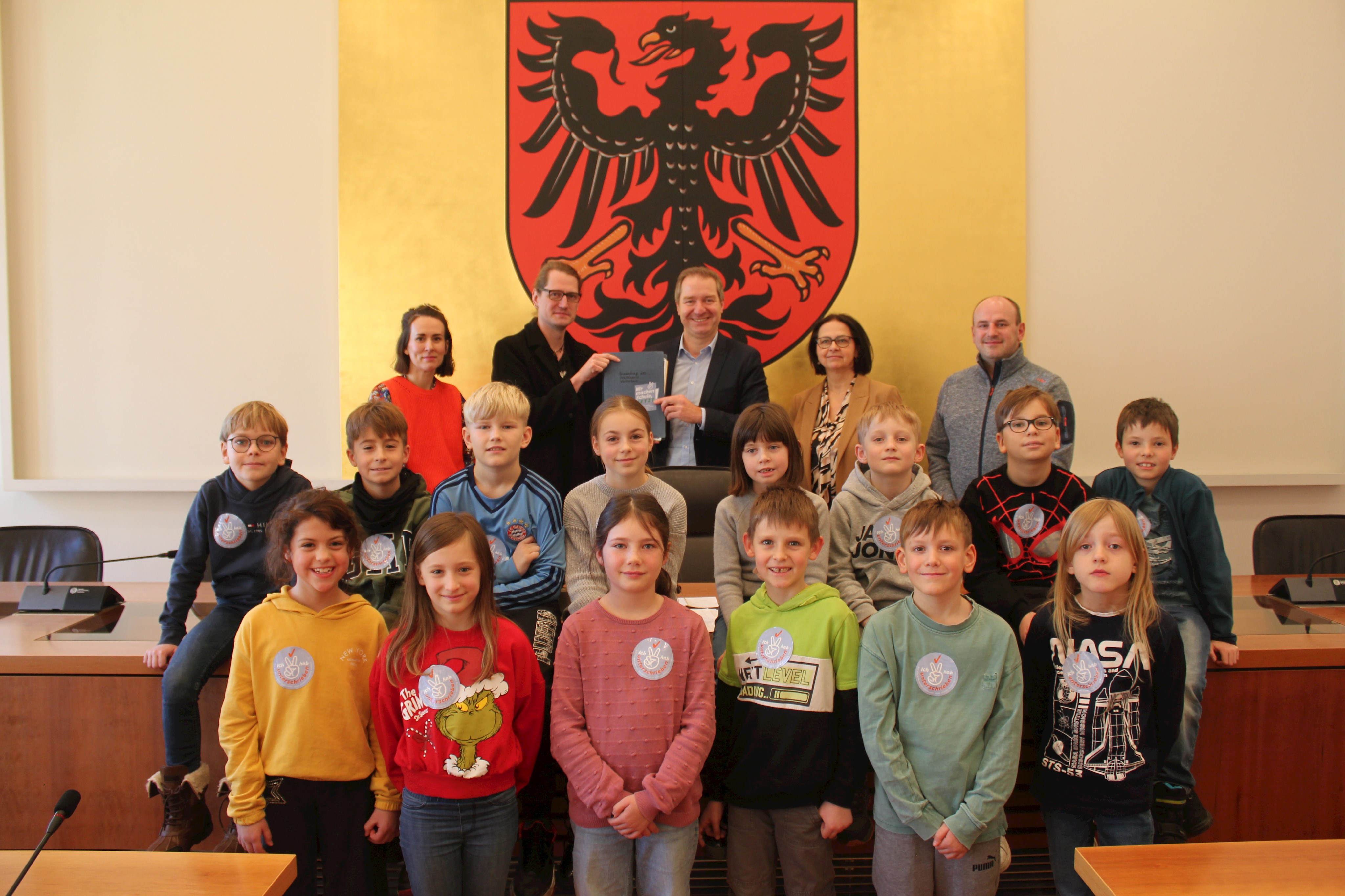 Schülerinnen und Schüler der Grundschule Woffenbach überreichten „Bauantrag“