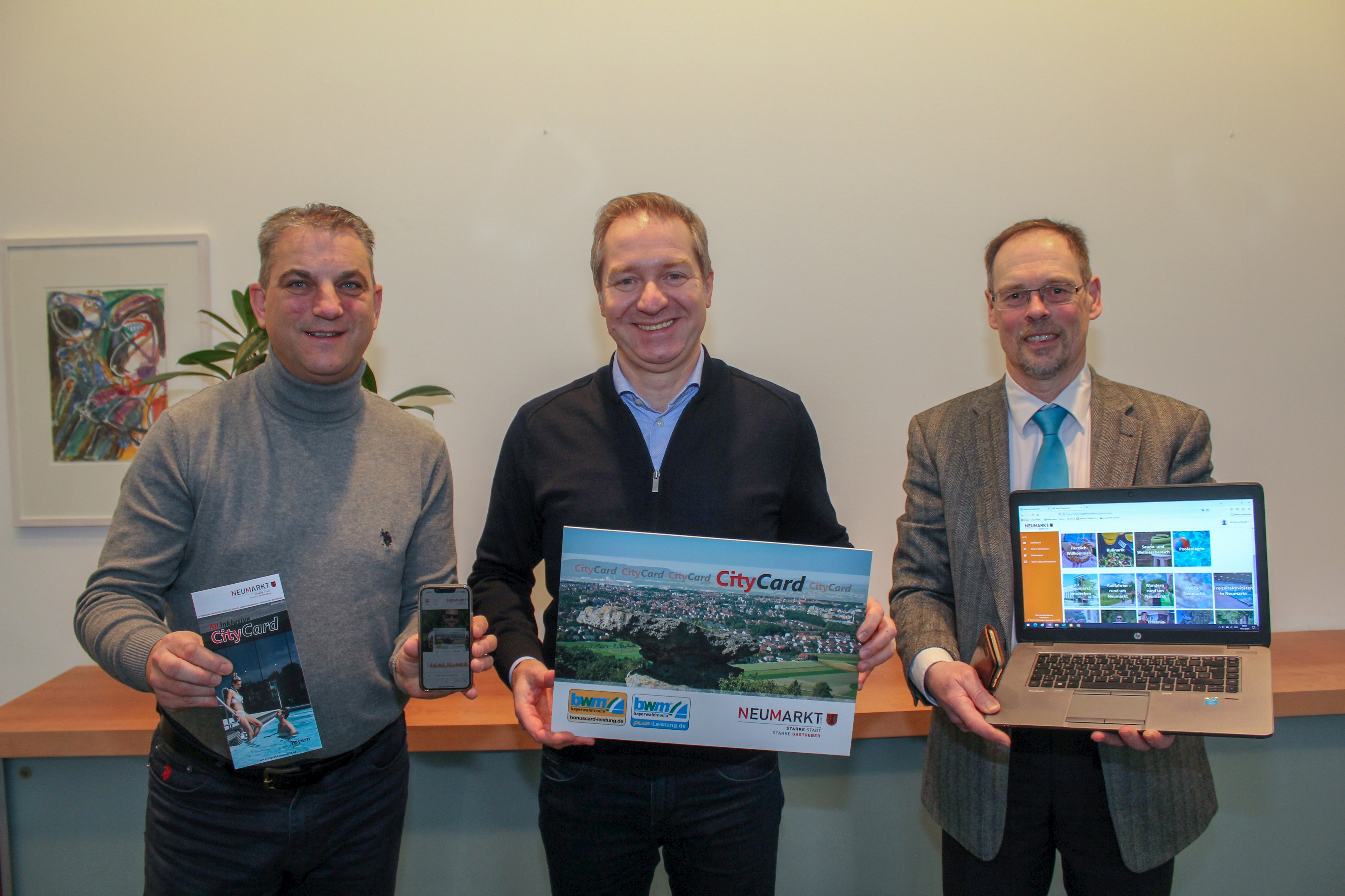 Bild: Rainer Seitz (Leiter Amt für Touristik), Oberbürgermeister Markus Ochsenkühn und Wolfgang Brückl (Geschäftsführer Bayerwaldmedia) (v.l.) stellten die digitale CityCard Neumarkt vor.