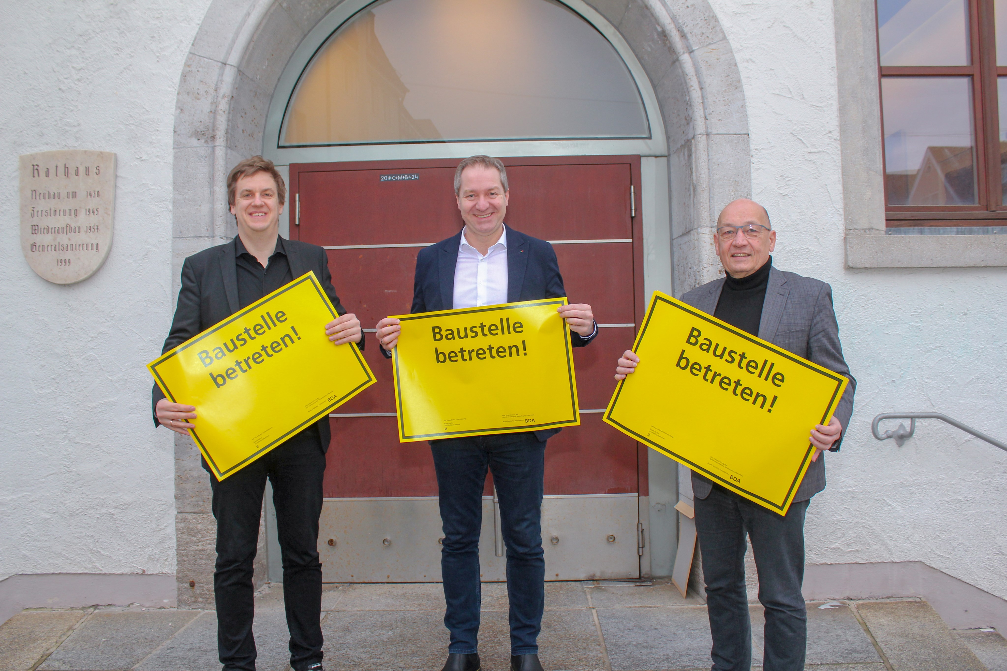 Laden ein zur Baustellenführung: Architekt Michael Kühnlein, Oberbürgermeister Markus Ochsenkühn und Roland Feierle vom Hochbauamt.