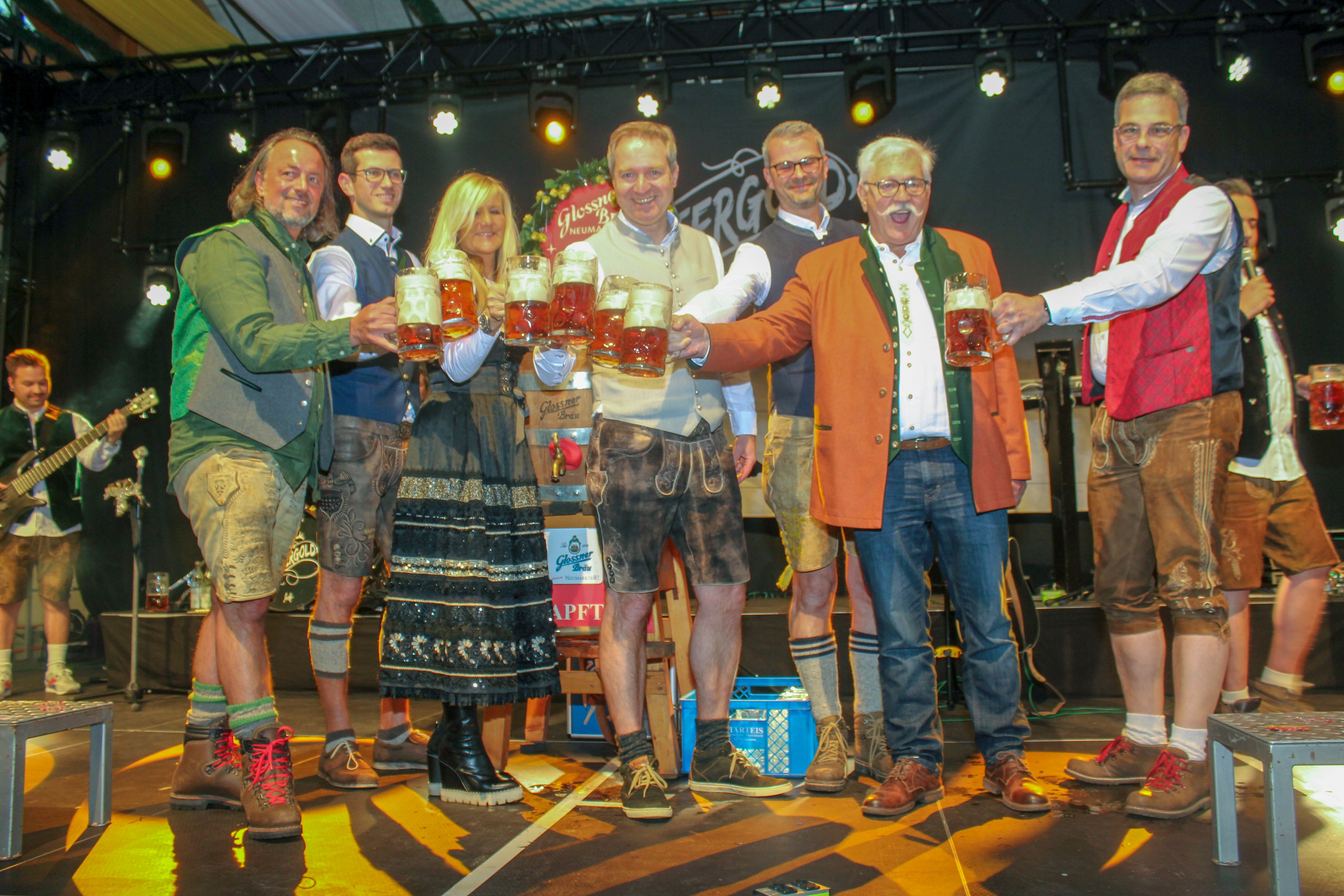 „O’zapft is“: Oberbürgermeister Ochsenkühn gibt Startschuss zum Frühlingsfest in Neumarkt