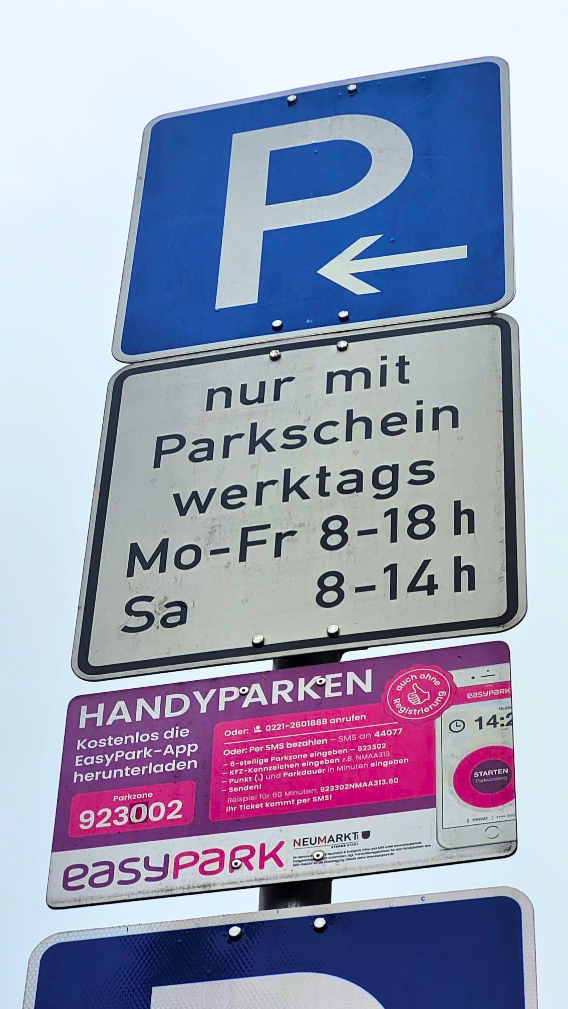 Auf den pinken Zusatzschildern sehen Sie die genauen Anweisungen sowie die Nummer der jeweiligen Parkzone.