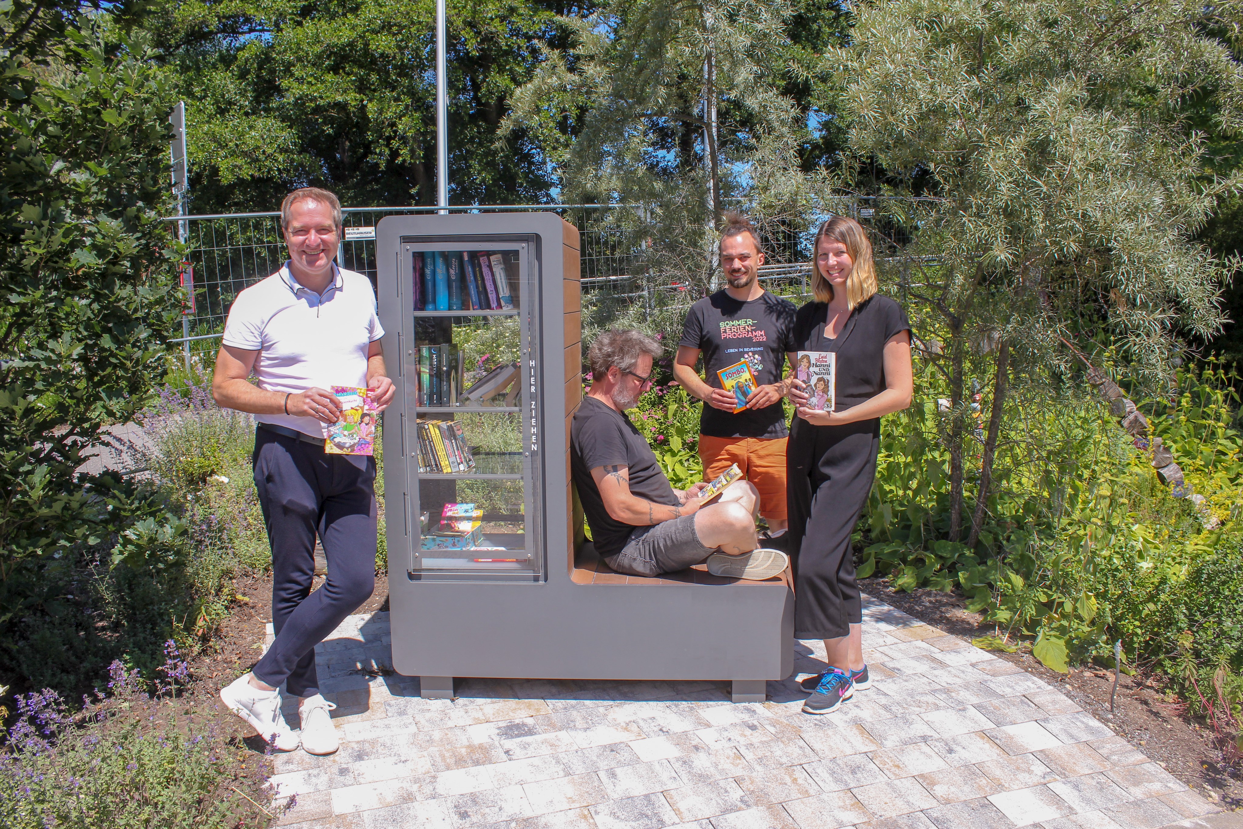Oberbürgermeister Markus Ochsenkühn, Thomas Reichert, Benedikt Landsberger und Anke Auer vom Jugendbüro freuen sich über den neuen Bücherschrank.