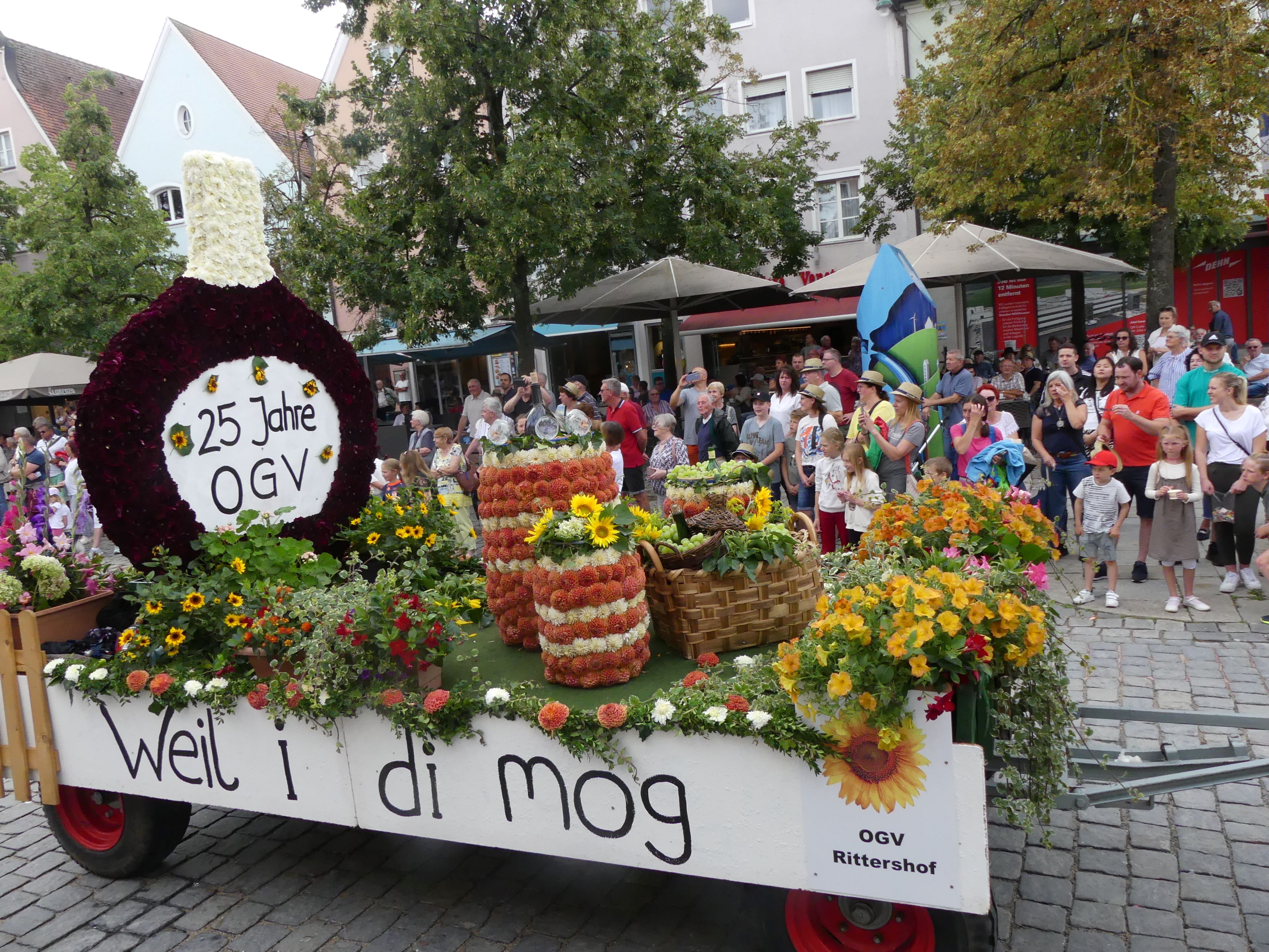 Festzug mit 98 Gruppen und vielen geschmückten Wagen