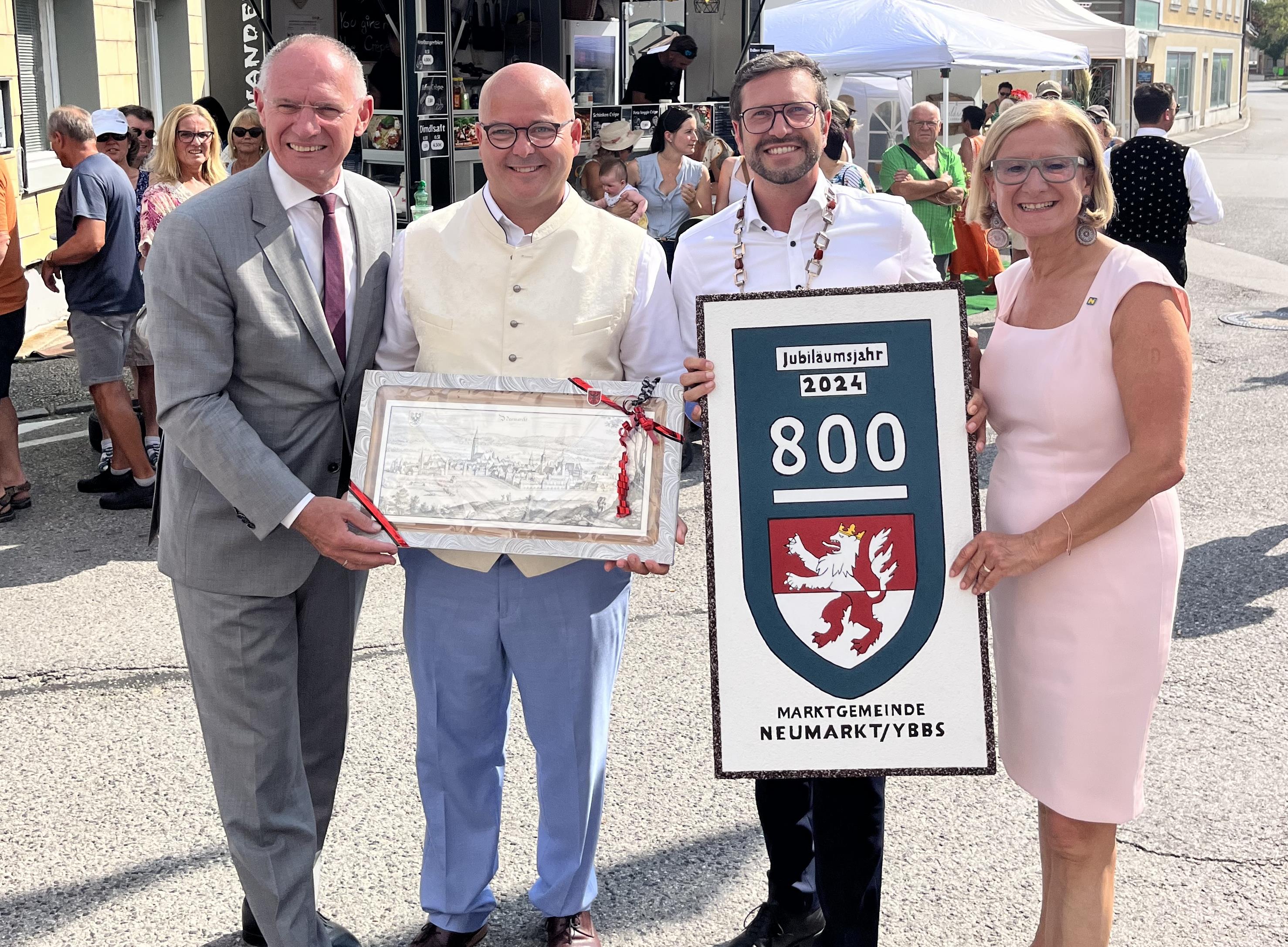 Stadt Neumarkt gratuliert Neumarkt an der Ybbs in Niederösterreich zu 800-jährigem Jubiläum der Gemeinde