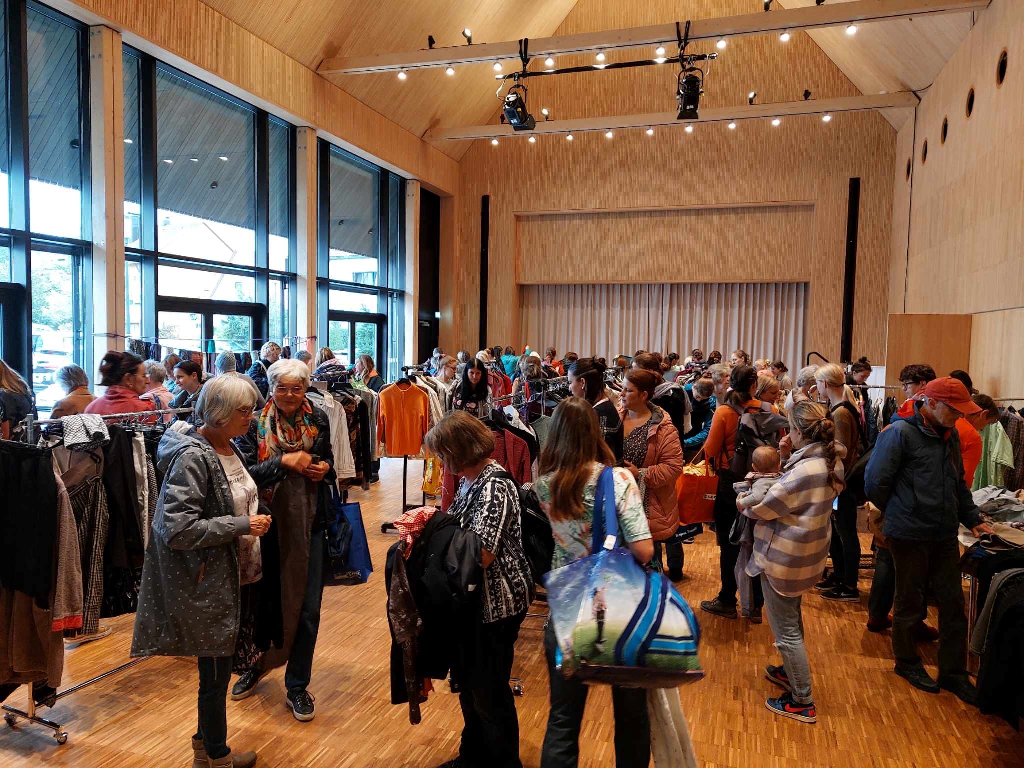 Viele Besucher bei der Kleidertauschbörse