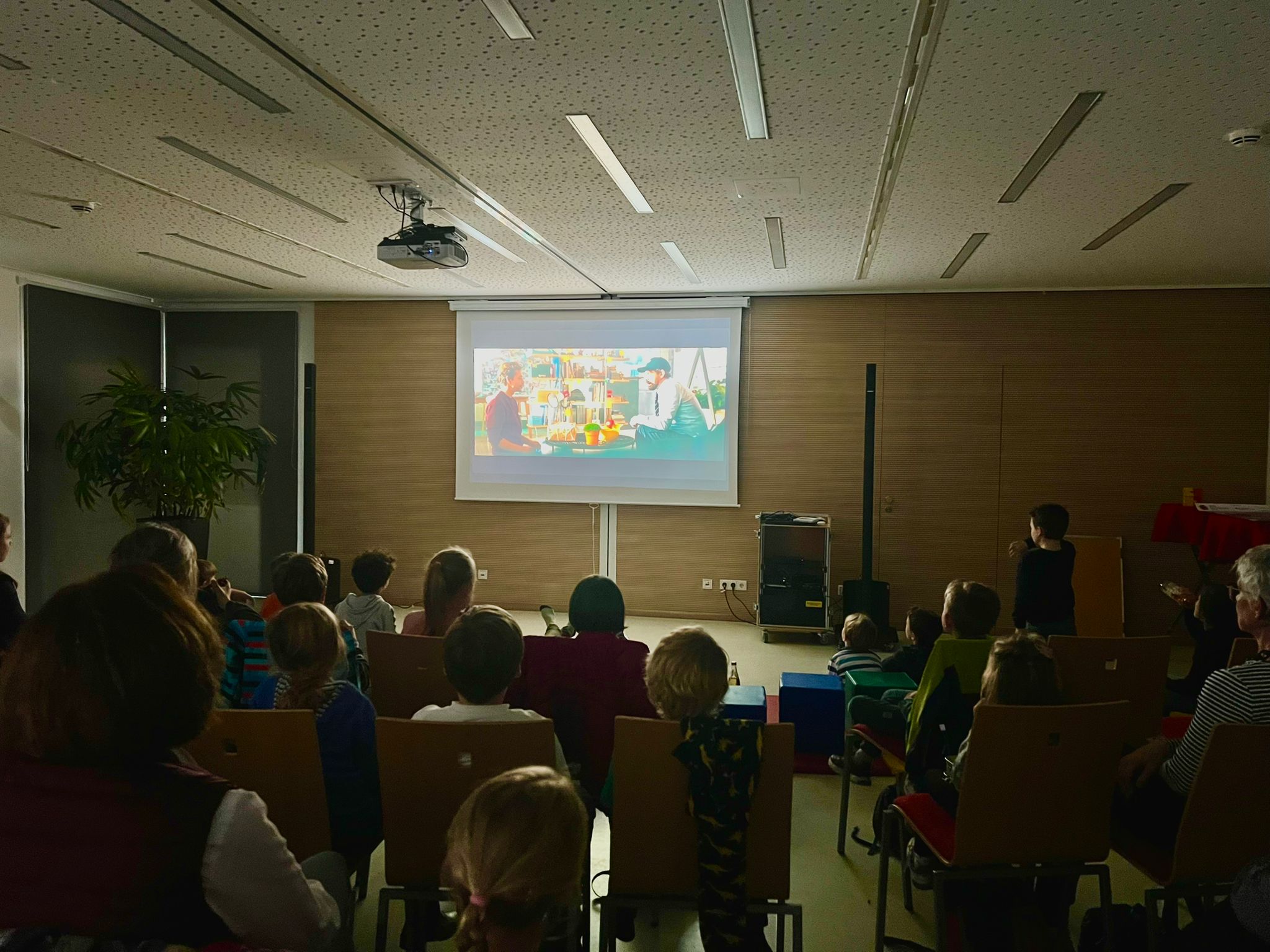 Kinokids im Bürgerhaus beim Checker-Tobi-Film.jpg