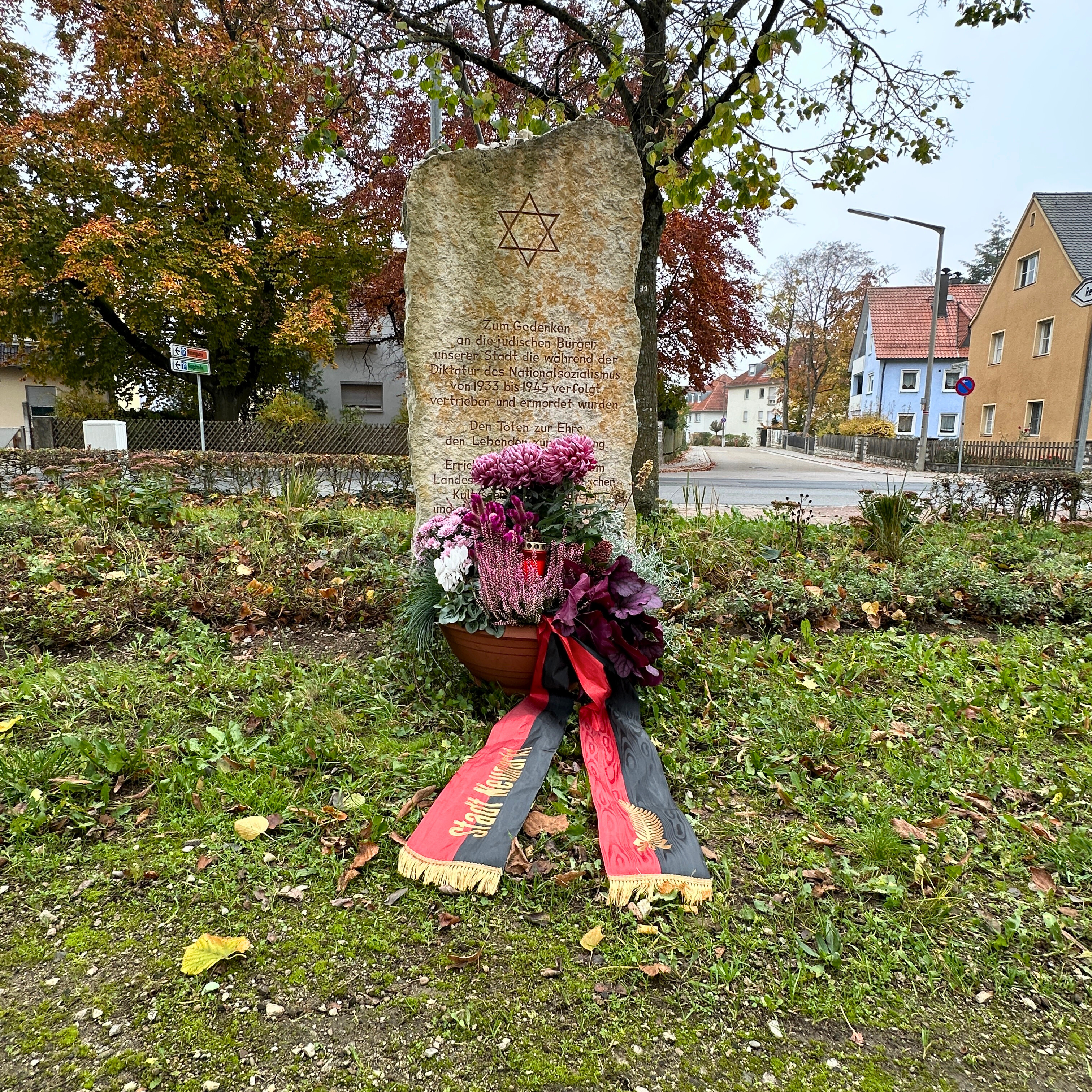 Stadt gedenkt der Pogromnacht mit Blumenschale am Gedenkstein für jüdisches Leben